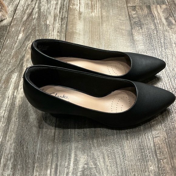 Clarks Women's Classic Black Heels Size 6W - Picture 10 of 12